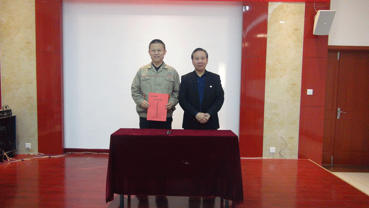 董事長(zhǎng)景奉國(guó)與總經(jīng)理簽訂了《2018年安全目標(biāo)責(zé)任書》 董事長(zhǎng)景奉國(guó)與總經(jīng)理簽訂了《2018年安全目標(biāo)責(zé)任書》